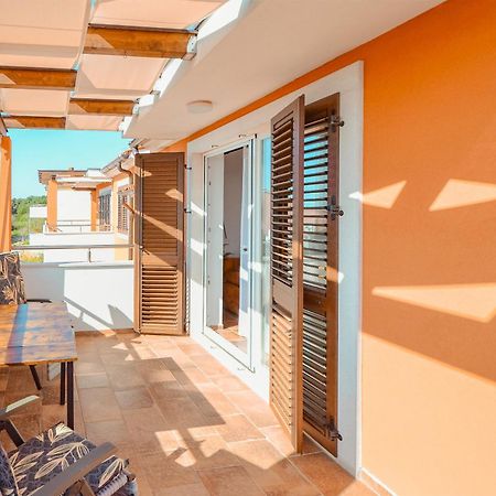 Apartment Dertil Premantura Buitenkant foto